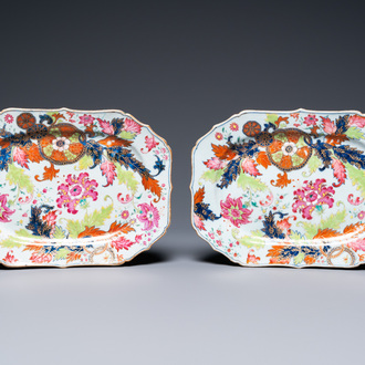 Une paire de plats de forme octagonale en porcelaine de Chine famille rose à décor 'pseudo feuille de tabac', Qianlong