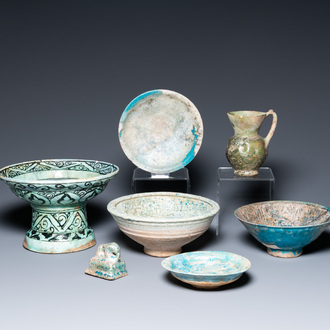 Deux plats, trois bols, une verseuse et un lion en céramique à émail noir et turquoise, Raqqa et Nishapour, Moyen-Orient, 12/13ème et après