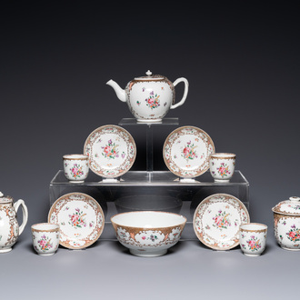 Un service à thé de 12 pièces en porcelaine de Chine famille rose pour le marché européen, Qianlong