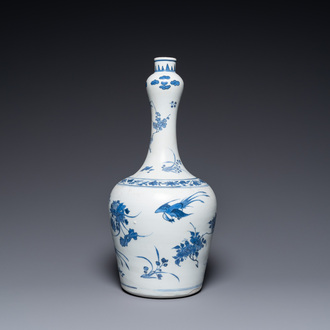 Un vase de forme bouteille en porcelaine de Chine en bleu et blanc de type kraak de l'épave 'Hatcher', époque Transition