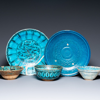 Une collection de trois bols et deux plats en céramique à émail turquoise, Moyen-Orient, e.o. Koubachi, 13ème et après