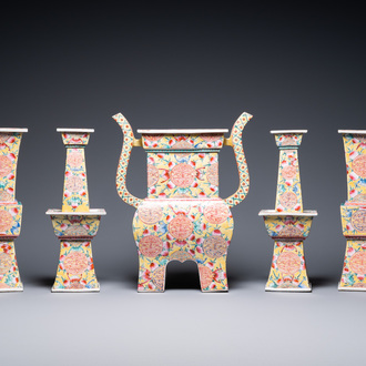 Une garniture d'autel de cinq pièces en porcelaine de Chine famille rose, République