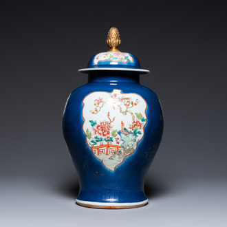 Un vase couvert en porcelaine de Chine famille rose à fond bleu, Qianlong