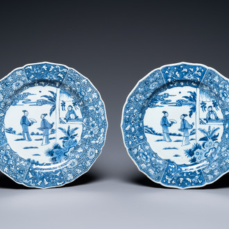 Een paar Chinese blauw-witte 'Xi Xiang Ji' schotels, Qianlong