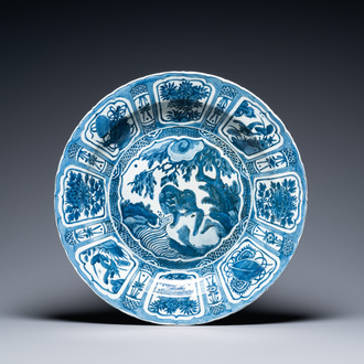 Un très grand plat en porcelaine de Chine en bleu et blanc de type kraak à décor d'un animal mythique, Wanli