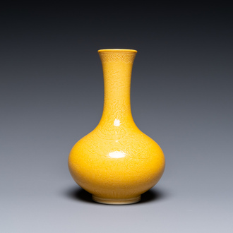 Un vase de forme bouteille en porcelaine de Chine en jaune monochrome à décor incisé de dragons, marque de Daoguang, 19/20ème