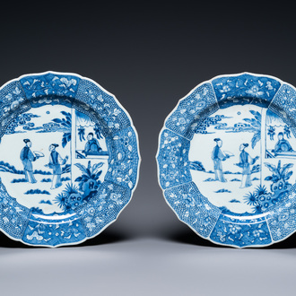 Paire de plats en porcelaine de Chine en bleu et blanc à décor d'une scène du 'Xi Xiang Ji', Qianlong