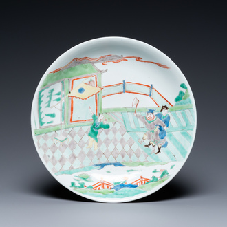 Un plat en porcelaine de Chine famille verte à décor narratif, Kangxi