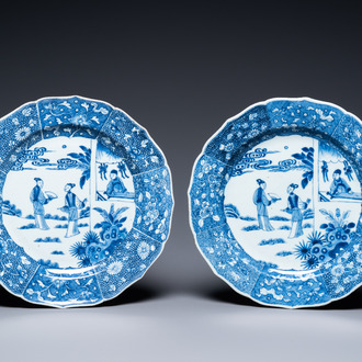 Een paar Chinese blauw-witte 'Xi Xiang Ji' schotels, Qianlong