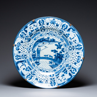 Un très grand plat de style kraak en porcelaine Arita de Japon en bleu et blanc, Edo, 17/18ème