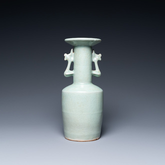 Un vase de type 'kinuta' en porcelaine de Chine céladon de Longquan, Song du Sud
