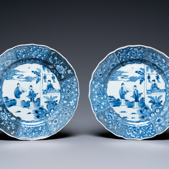 Une paire de plats en porcelaine de Chine en bleu et blanc à décor d'une scène du 'Xi Xiang Ji', Qianlong