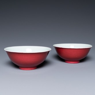 Paire de bols en porcelaine de Chine rouge de rubis monochrome, marque et époque de Jiaqing