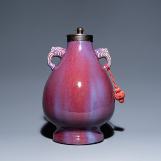 Een Chinese vaas met flambé glazuur tot lamp omgevormd, Qianlong