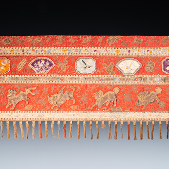 Un grand panneau rectangulaire en soie brodée orné d'animaux mythiques, Chine, 19ème