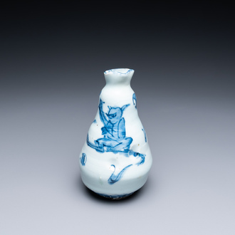 Un petit vase en porcelaine de Chine en bleu et blanc de type ko-sometsuke pour le marché japonais, époque Transition