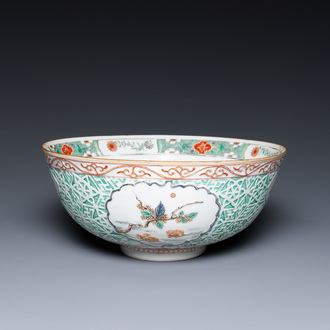 Un bol en porcelaine de Chine famille verte figurant des médaillons aux lapins et écureuils sur un fond en relief, Kangxi