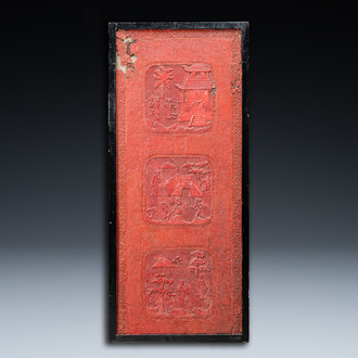 Een Chinees rood lakwerk paneel, 18/19e eeuw