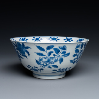 Un bol en porcelaine de Chine en bleu et blanc à décor 'sanduo', marque et époque de Kangxi