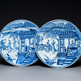 Une paire de plats en porcelaine de Chine en bleu et blanc à décor d'une scène du 'Xi Xiang Ji', Yongzheng