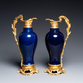 Paire de verseuses en porcelaine de Chine en bleu monochrome et bronze ormolu, Qianlong et 19ème