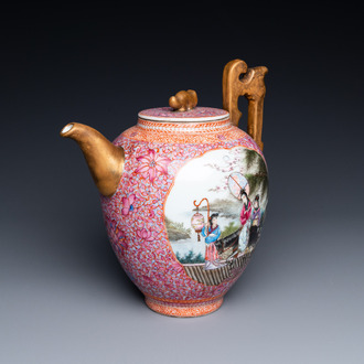 Une grande verseuse à vin couverte en porcelaine de Chine famille rose, marque de Qianlong, République
