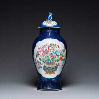 Un vase couvert en porcelaine de Chine famille rose sur fond bleu, marque de Kangxi, 19ème