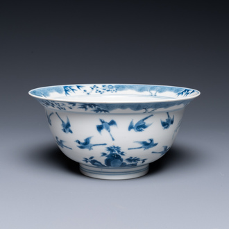 Un bol en porcelaine de Chine en bleu et blanc à décor de douze pies, marque de Chenghua, Kangxi