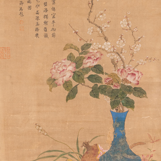 Yu Xing (1692 - 1767): 'Vase fleuri entouré de fruits', encre et couleurs sur papier