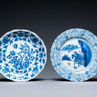 Deux plats en porcelaine de Chine en bleu et blanc, Kangxi