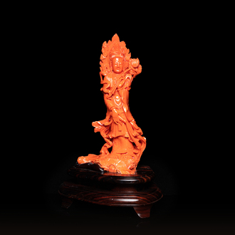 Une grande figure de Guanyin en corail rouge sculpté, Chine, 19/20ème