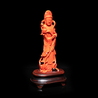 Une figure de Guanyin en corail rouge sculpté, Chine, 19/20ème