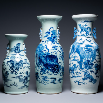 Trois vases en porcelaine de Chine en bleu et blanc et à fond céladon, 19ème