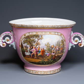 Une importante jardinière en porcelaine à décor d'une scène de port et d'une scène de kermesse, probablement Dresden, 19ème