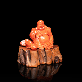 Une figure de Bouddha en corail rouge sculpté, Chine, République