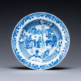 Une assiette profonde en porcelaine de Chine en bleu et blanc à décor d'une scène du 'Xi Xiang Ji', Yongzheng