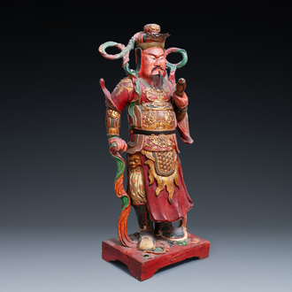 Une grande figure d'un gardien en bois polychromé, Chine ou Vietnam, 19ème