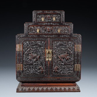 Un cabinet de curiosités de type 'duo bao ge' en bois de zitan orné de dragons aux cinq griffes, Qing