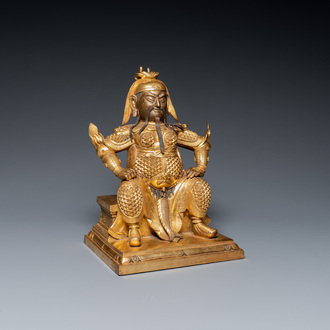 Een Chinese vergulde bronzen figuur van Guandi, Ming