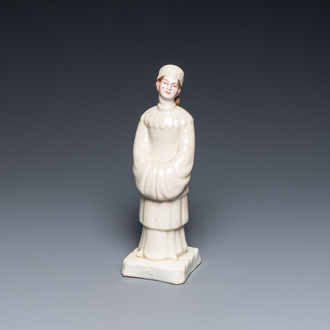 Sculpture d'une femme russe de la Révolution Culturelle en porcelaine de Chine