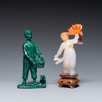 Deux sculptures de filles de la Révolution Culturelle en agate et malachite, Chine