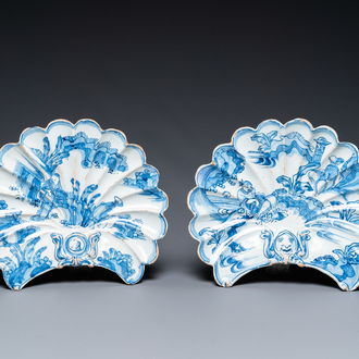 Een paar blauw-witte Delftse waaiervormige chinoiserie schotels, 17e eeuw