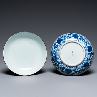 A pair of Chinese blue and white 'Bleu de Hue' plates for the Vietnamese market, Ngoạn ngọc 玩玉 mark, 19th C.