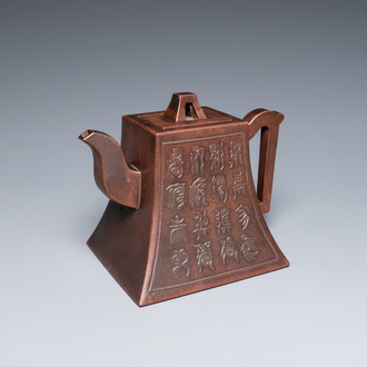 Een Chinese Yixing steengoed theepot met deksel, Wen Ben Cang Hu 問本藏壺 merk, Republiek