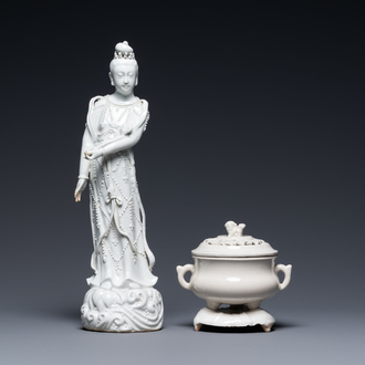 Een Chinese Dehua blanc de Chine figuur van Guanyin en een wierookbrander, 18/19e eeuw