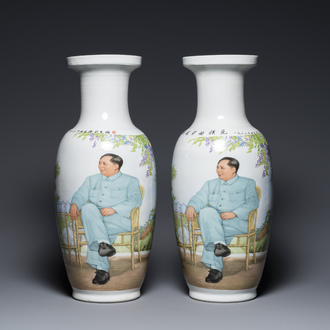 Paire de vases en porcelaine de Chine à décor de la Révolution Culturelle figurant Mao Zedong, signés Qiu Guang et datés 1973