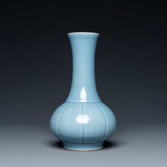 Vase de forme bouteille en porcelaine de Chine à émail en bleu de lavande monochrome, marque de Yongzheng, République