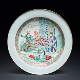 Rare grand plat profond en porcelaine de Chine famille rose à décor figuratif, Yongzheng