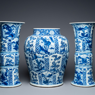 Grande garniture de trois vases en porcelaine de Chine en bleu et blanc, Kangxi