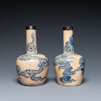 Paire de vases de formes bouteilles en grès à décor de nuages, Vietnam, 19ème